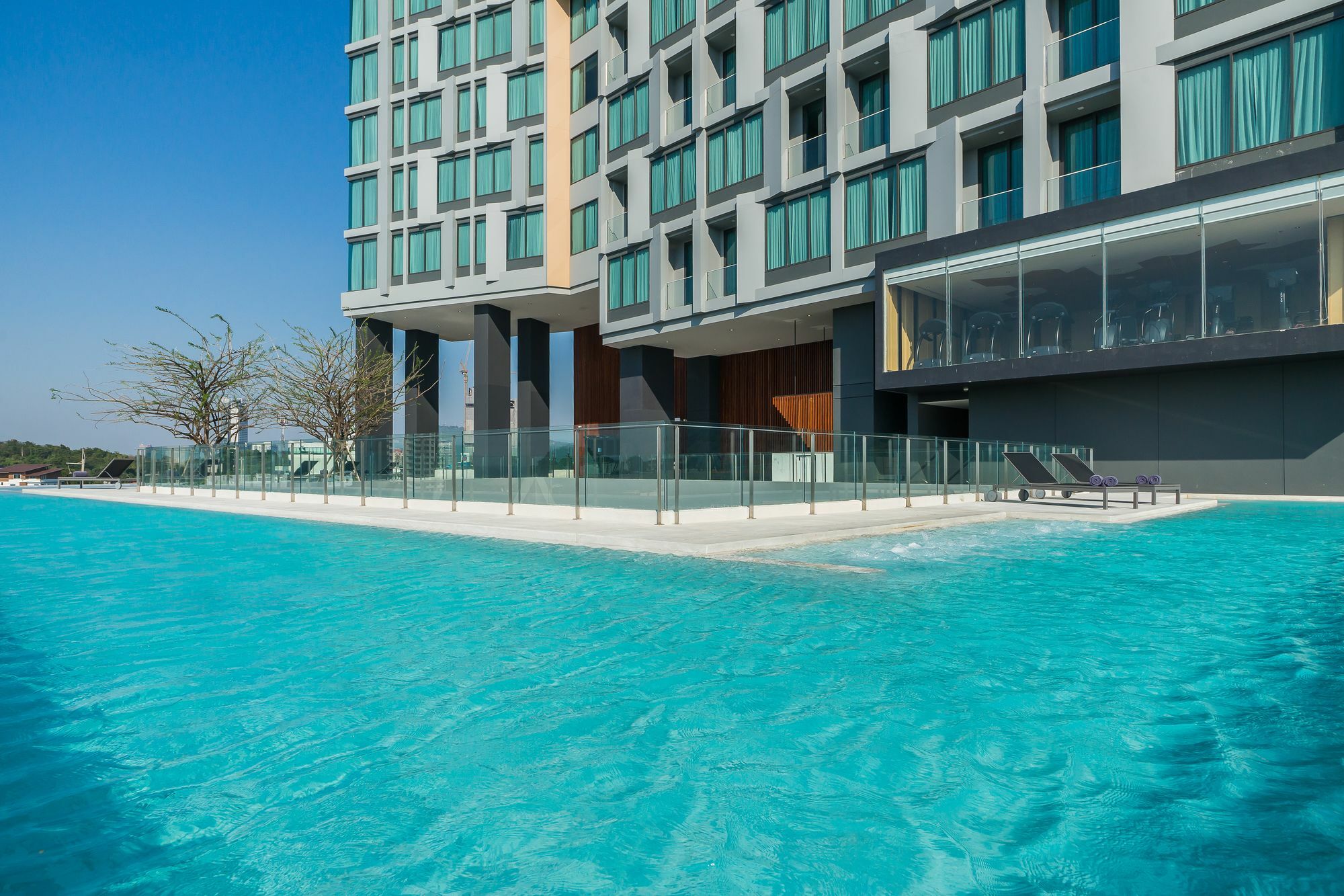Arize Hotel Sri Racha Си Рача Екстериор снимка
