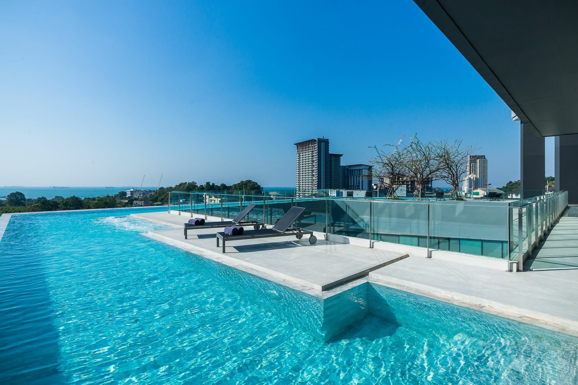 Arize Hotel Sri Racha Си Рача Екстериор снимка